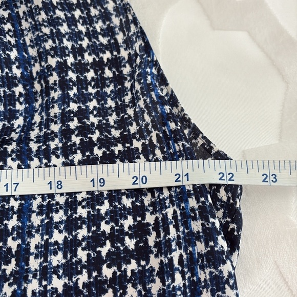 Tahari Blue & White Patterned Sleeveless Buttoned Blouse w/Tie in Front. Size 1X - Picture 9 of 11